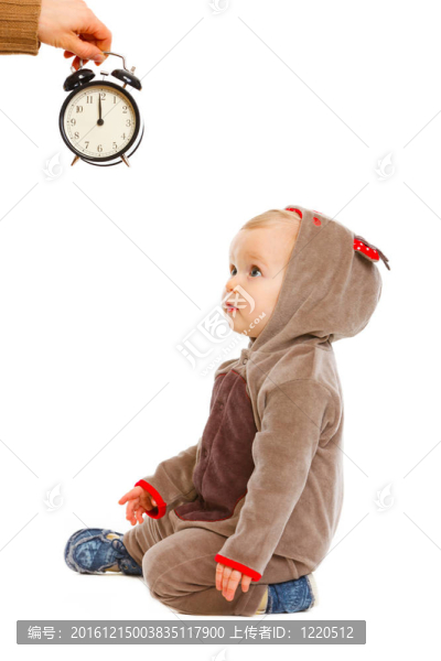 可愛的嬰兒在圣誕老人克勞斯的馴鹿看鬧鐘
