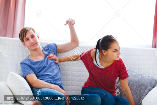 年輕的夫婦在家里吵架