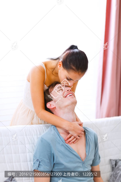 快樂的情侶在家里享受愛情
