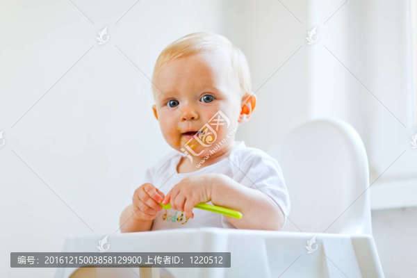 用勺子吃可愛的嬰兒