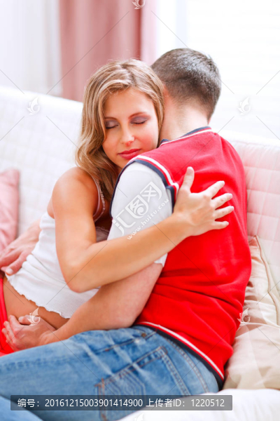 美麗的孕婦擁抱她的丈夫