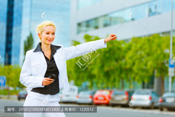 微笑的女商人在辦公中心附近搭出租車