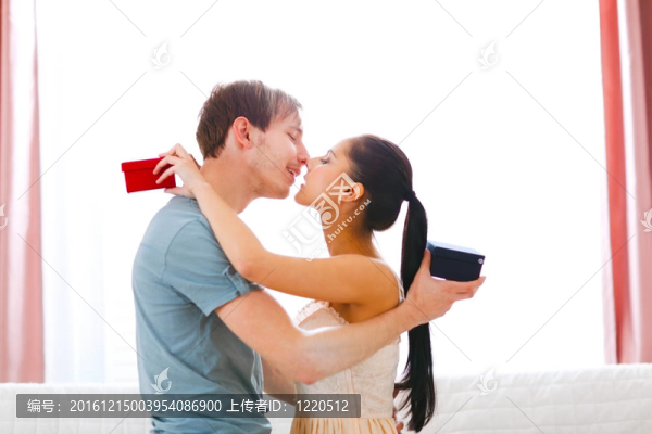 情侶互贈禮物后接吻