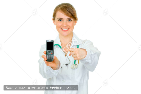 女按摩女醫(yī)生指著手機上的空白屏幕上白色的隔離