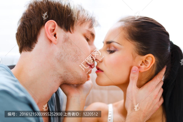 浪漫的年輕情侶接吻