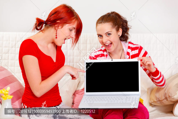 兩個(gè)快樂的女朋友指著筆記本電腦黑屏