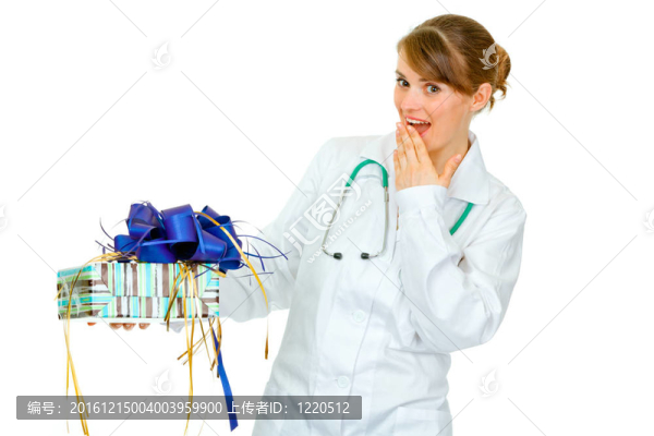 驚訝的醫(yī)學博士婦女手拿著白色的手
