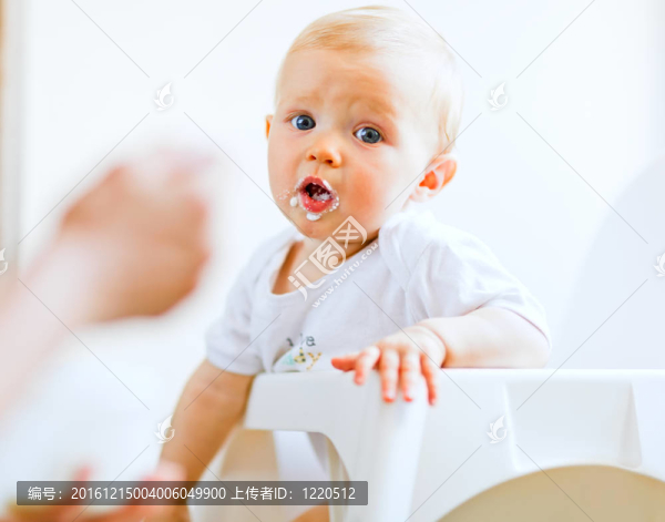 在寶寶的椅子上吃可愛的嬰兒