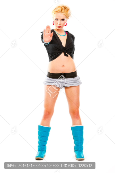 自信十足的現(xiàn)代年輕女孩在白色上顯示停止姿態(tài)的完整肖像