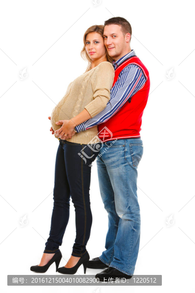 男人抱著她懷孕妻子的完整畫(huà)像