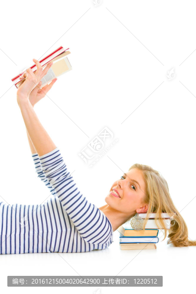 躺在地板上，快樂teengirl與枕上堆教科書白色隔離
