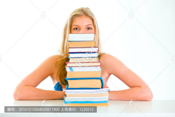 坐在桌邊的少女望著一堆書