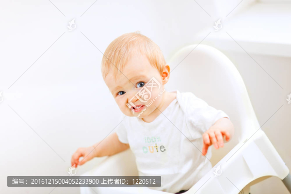 可愛的嬰兒坐在嬰兒椅和搞笑的臉