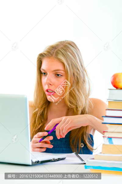 憂郁的少女坐在桌邊的書看筆記本