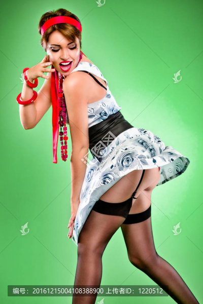 性感的女孩輕浮的看裙子被風(fēng)吹起。引腳和復(fù)古風(fēng)格。修飾