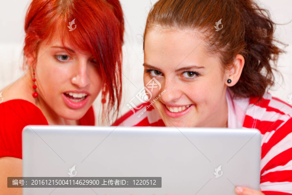 有趣的女友使用筆記本電腦。特寫