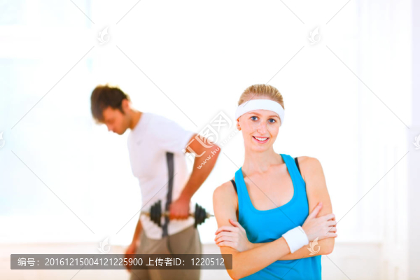 苗條的女孩在運(yùn)動(dòng)服和男子做運(yùn)動(dòng)背景的練習(xí)