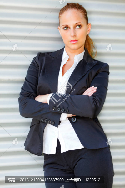 集中現(xiàn)代商業(yè)女性站在辦公樓和角落里尋找