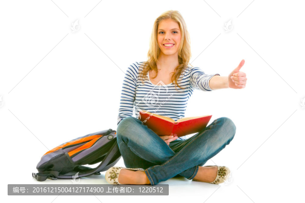 豎起了大拇指手勢微笑的年輕女孩，書包和書坐在地板上白色隔離