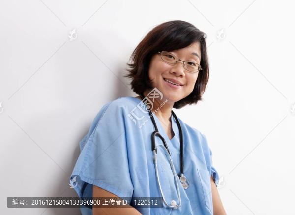 微笑的女醫(yī)生或護(hù)士在藍(lán)色防護(hù)服