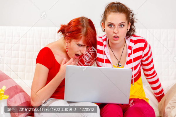 兩個女朋友驚訝的看到在筆記本電腦