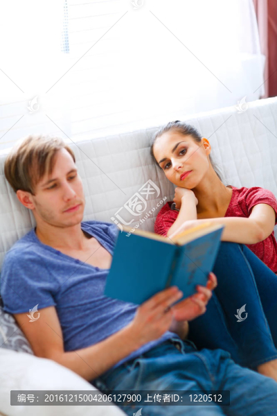 女孩無聊，而她的男朋友讀書