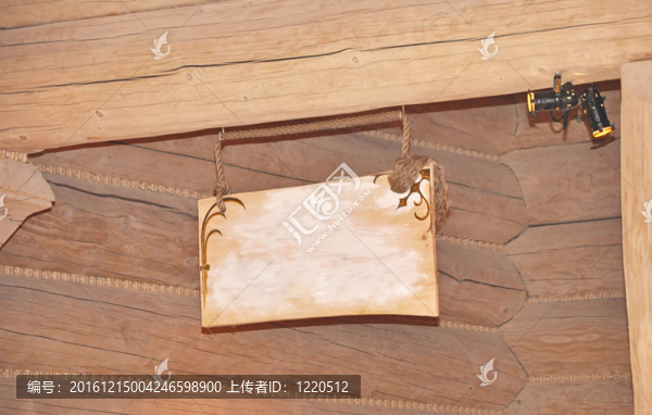 掛在背景上的木頭標(biāo)志。