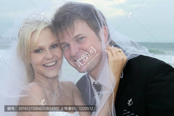 可愛的婚禮夫婦在海邊
