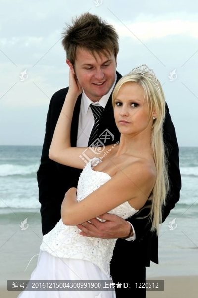 可愛的婚禮夫婦在海邊
