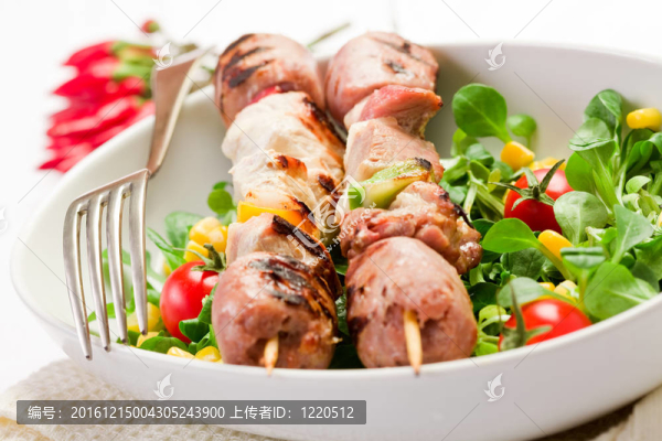 肉串在白色的桌子