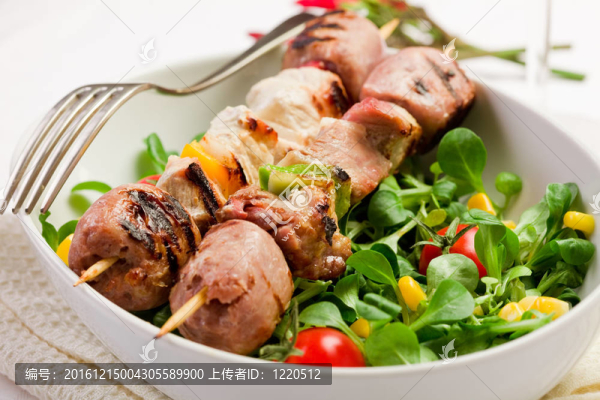 肉串在白色的桌子
