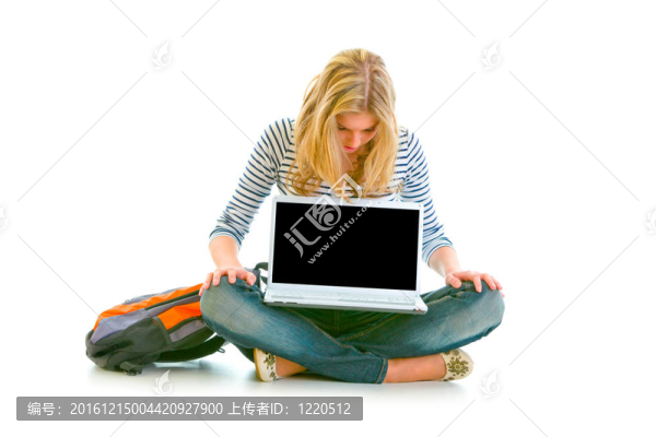 少女坐在地板上看著筆記本電腦黑屏