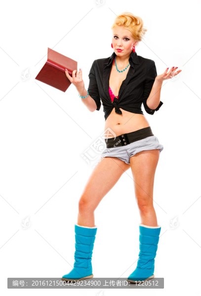 混亂的現(xiàn)代年輕女孩的全尺寸畫像與書在白色的手孤立