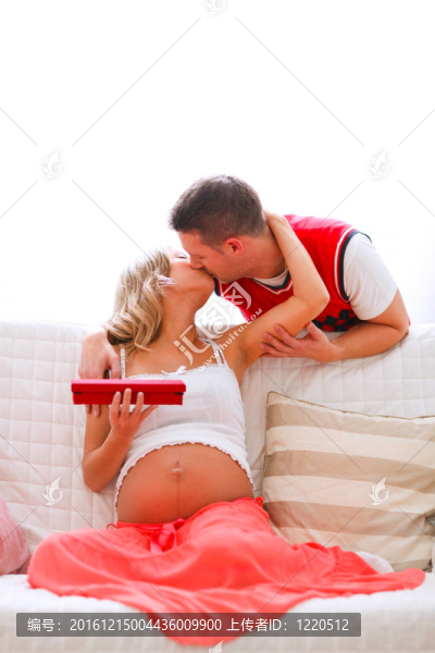 年輕的孕婦的丈夫送她珠寶接吻