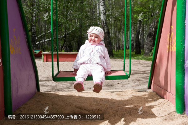女嬰；白人；公園