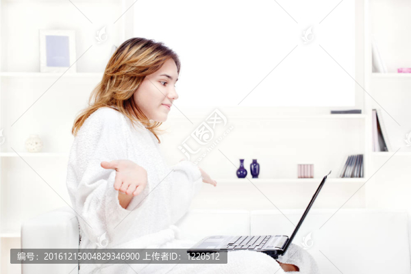 在浴袍電腦聊天家十幾歲的女孩