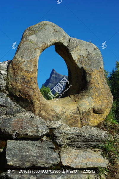 對(duì)舊橋的石環(huán)；霍寧達(dá)爾；挪威