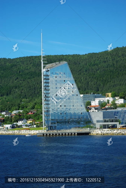 在海岸上以帆的形式建造