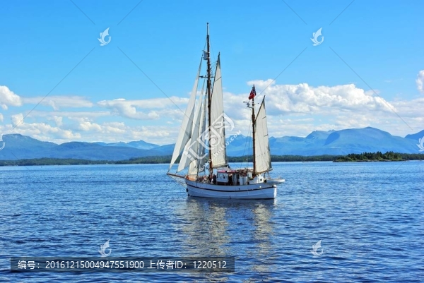 雙桅帆船在海上