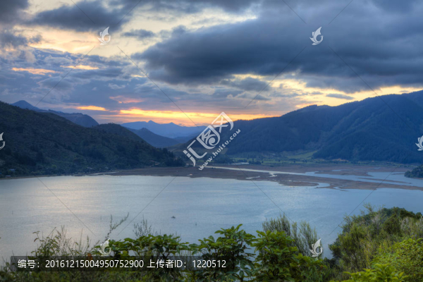 在湖日落