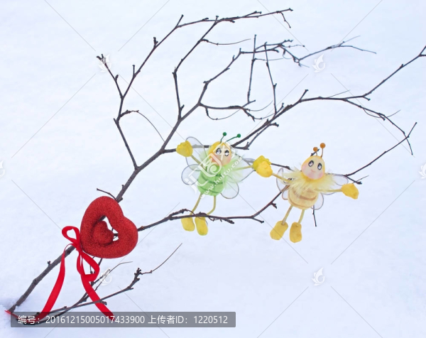 心瓦倫??；雪中的蜜蜂與樹枝