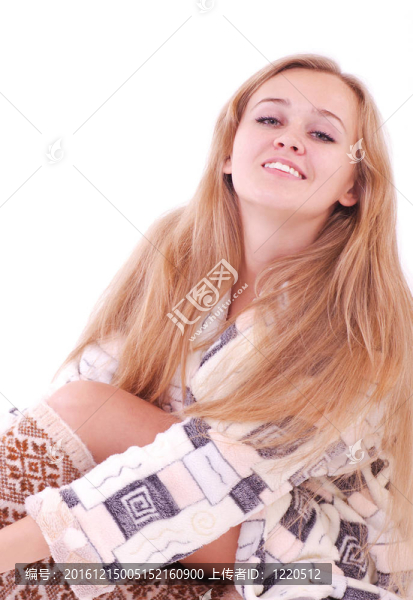 在一個毛絨浴袍的女人
