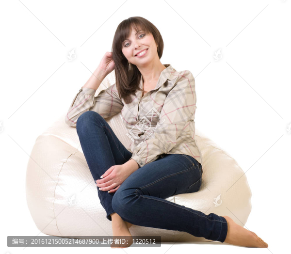 戴扶手椅的年輕女子