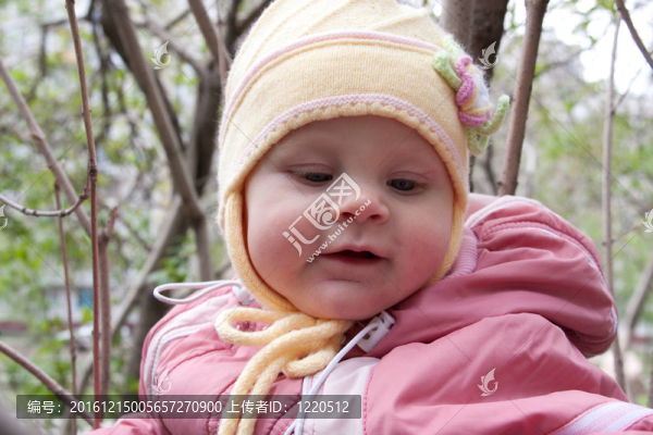 嬰兒；公園；肖像