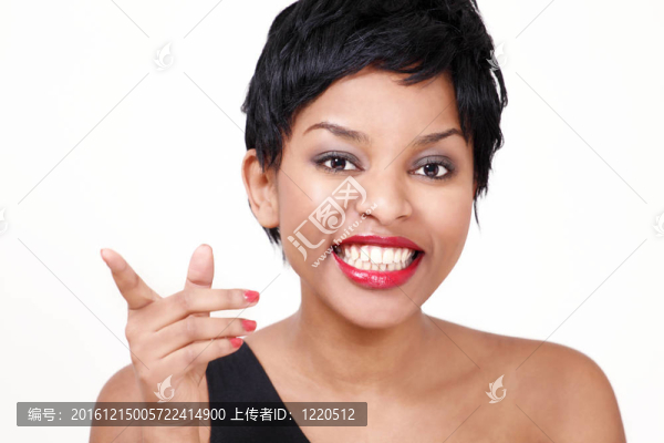 笑的女孩指著