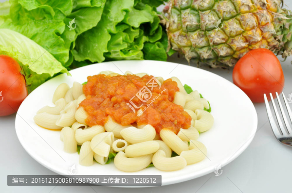煮熟的面食和蔬菜