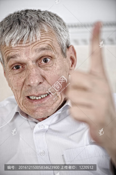 憤怒的老人指著手指
