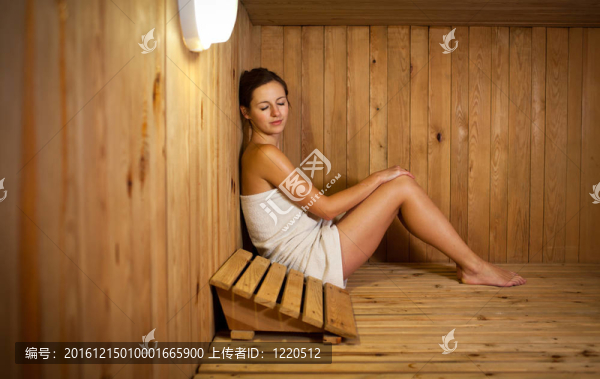 在桑拿浴中放松的年輕女子