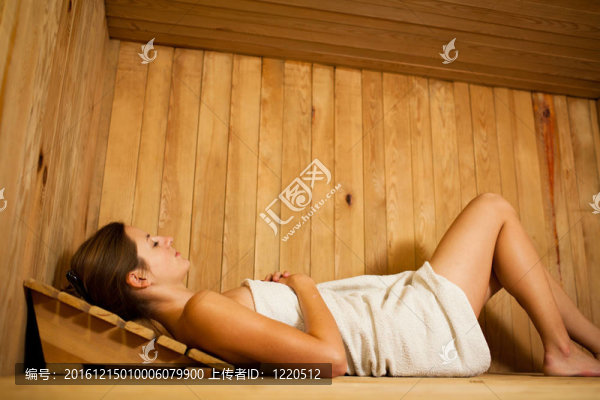 在桑拿浴中放松的年輕女子