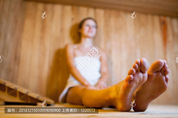 在桑拿浴中放松的年輕女子